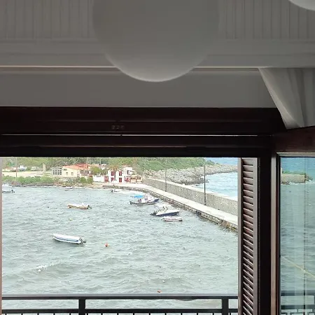 L' Atoll D' Helene Gythio