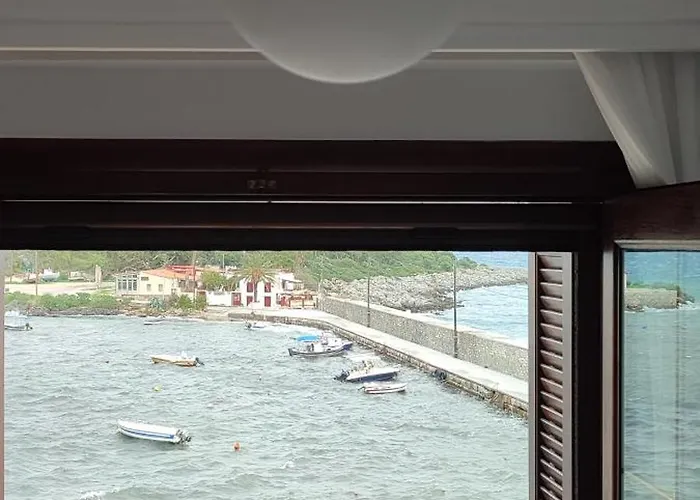 L' Atoll D' Helene Gythio